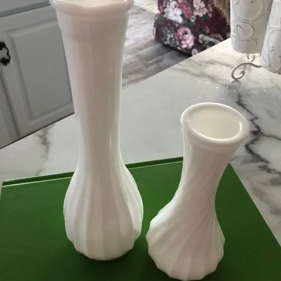 2 WHITE VASES - Picture 3 of 3